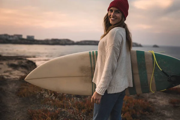 Surfer Girl Holding Surfboard Smiling — Stock Photo, Image