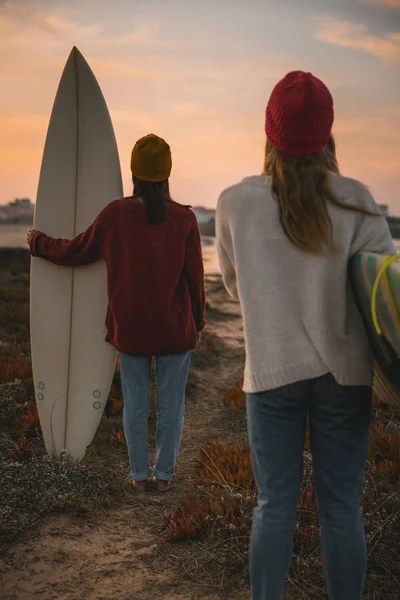 Rear View Two Female Friends Holding Surfboards While Looking Ocean — Stock Photo, Image