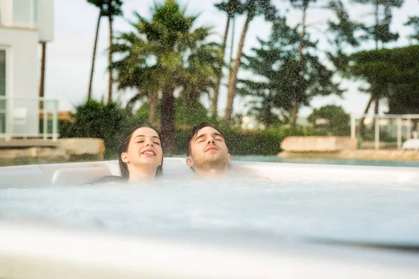 Giovane Coppia Hotel Lusso All Interno Della Vasca Idromassaggio Nel — Foto Stock