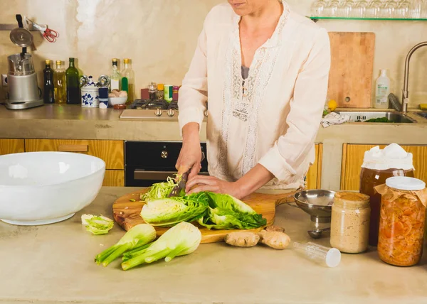 Abgeschnittene Ansicht Einer Frau Die Kohl Auf Einem Holzbrett Hackt — Stockfoto