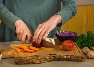 Sebze ve meyve suyu detoks için hazırlama kadın görünümünü kırpılmış. 