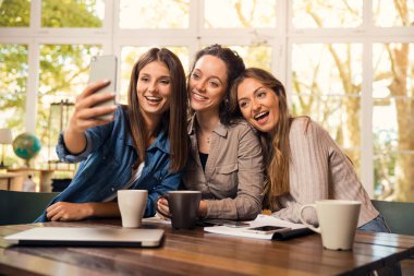 Grup kadın arkadaşıyla Duraklat çalışmaları sırasında selfie yapma.