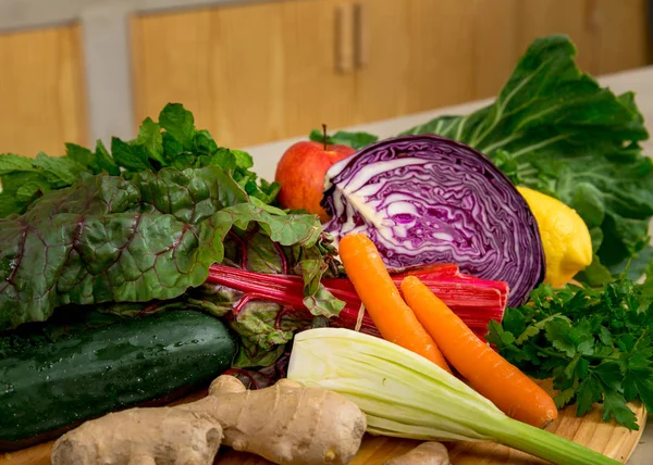 Detaljvy Flera Grönsaker Ovanpå Träskiva — Stockfoto