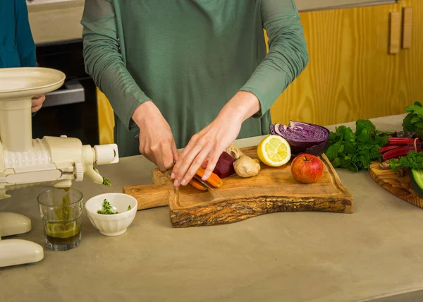 Vista Recortada Mujer Preparando Verduras Frutas Para Jugo Desintoxicación — Foto de Stock