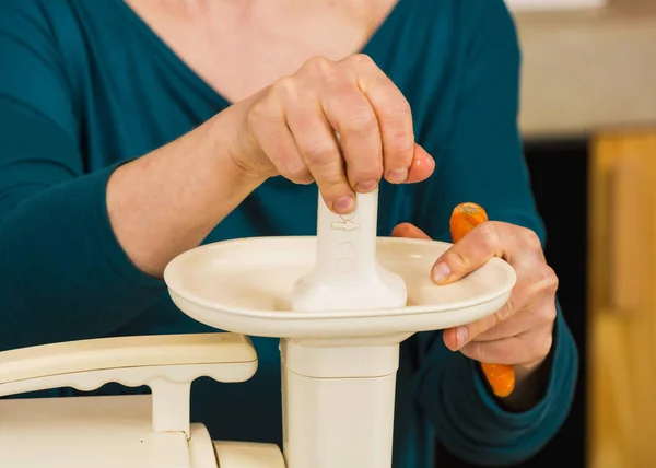 Γυναίκα Που Χρησιμοποιεί Φυγόκεντρο Μηχάνημα Προετοιμάσει Detox Χυμός — Φωτογραφία Αρχείου
