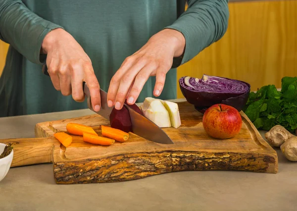 Vista Recortada Mujer Preparando Verduras Frutas Para Jugo Desintoxicación — Foto de Stock