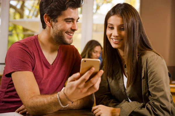 Amici Che Parlano Guardano Qualcosa Telefono — Foto Stock