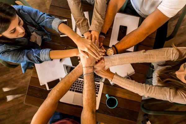 Grupo Amigos Estudiando Juntos Haciendo Chocar Los Cinco — Foto de Stock