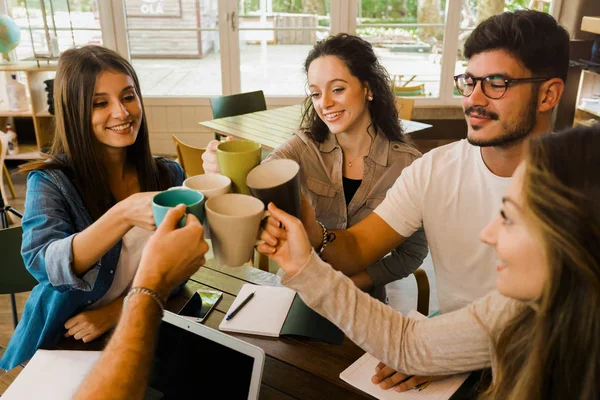 Grupp Vänner Studera Tillsammans Och Göra Toast Med Kaffe — Stockfoto