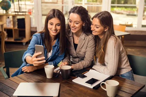 Groupe Premières Femelles Faisant Selfie Pendant Pause Sur Les Études — Photo