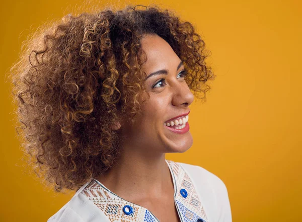 Portret Van Een Mooie Afro Amerikaanse Vrouw Glimlachend — Stockfoto