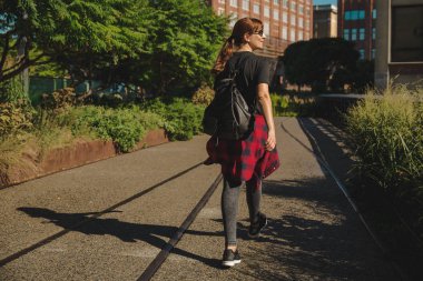 Highline Park, Nyc üzerinde yürüyen güzel kadın