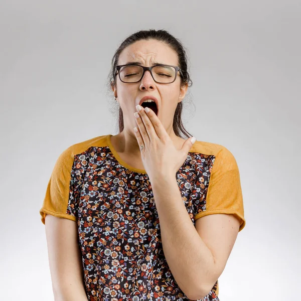 Niedliches Porträt Der Schönen Frau Gähnt — Stockfoto