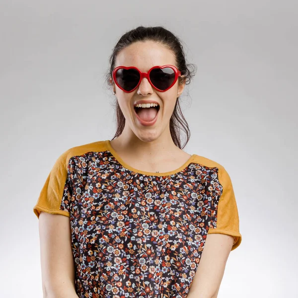 Portrét Roztomilé Brunnet Žena Nosí Sluneční Brýle — Stock fotografie