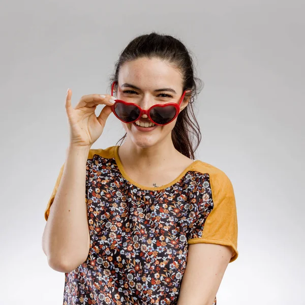 Porträt Einer Niedlichen Brünetten Frau Mit Sonnenbrille — Stockfoto