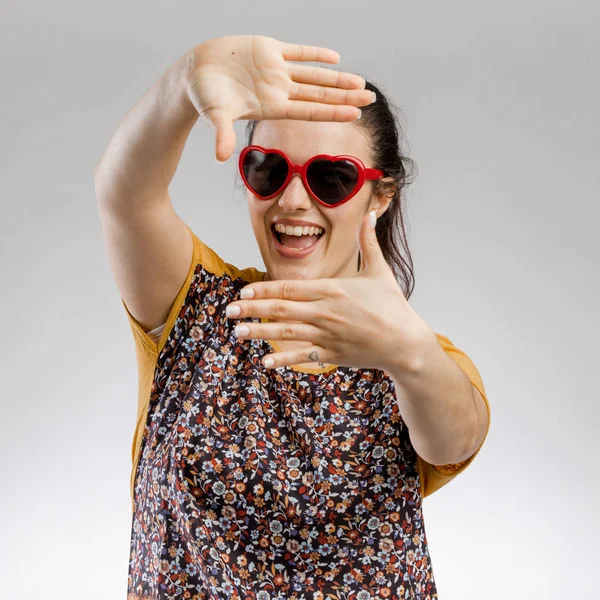 Πορτρέτο Μιας Χαριτωμένης Μελαχρινής Γυναίκας Που Φοράει Γυαλιά Ηλίου — Φωτογραφία Αρχείου