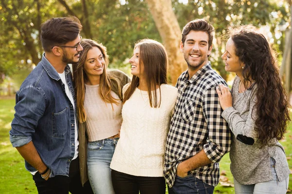 Grupp Studenter Som Har Roligt — Stockfoto