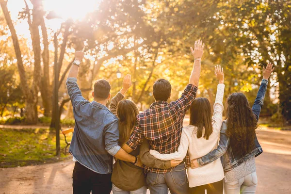 Amigos Abrazados Juntos Con Los Brazos Aire — Foto de Stock