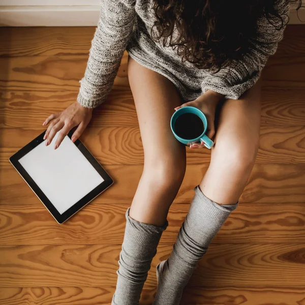 Mulher Sentada Chão Bebendo Café Usando Tablet — Fotografia de Stock