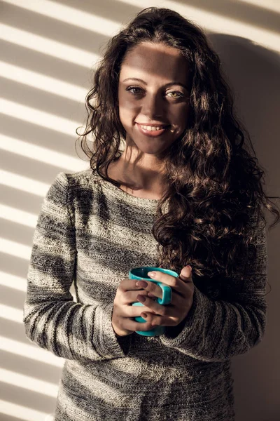 Porträt Einer Schönen Frau Auf Ihrem Schlafzimmer Die Kaffee Trinkt — Stockfoto