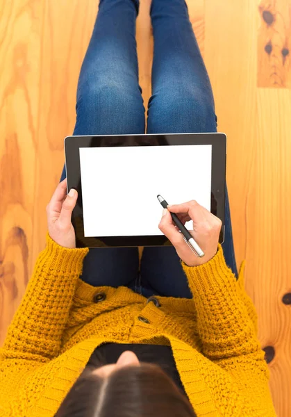 Bella Donna Seduta Sul Pavimento Che Lavora Con Tablet — Foto Stock