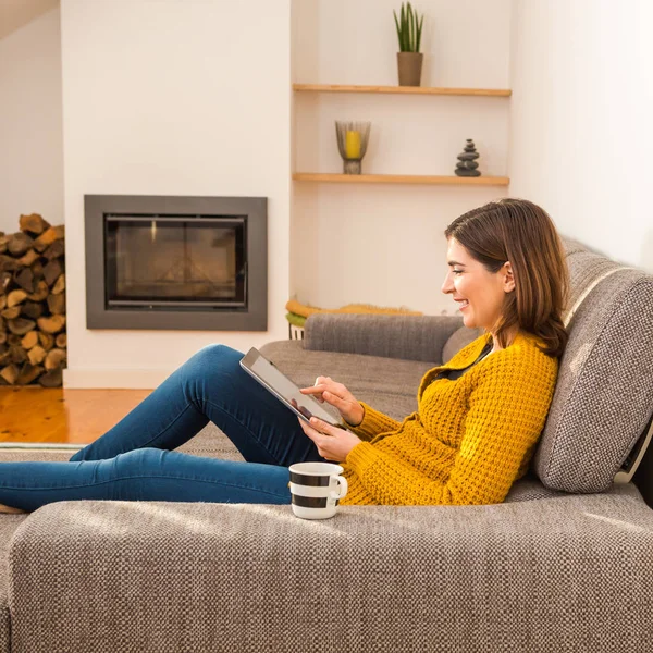 Hermosa Joven Que Trabaja Con Una Tableta Casa — Foto de Stock