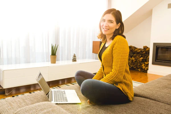 Tiro Uma Mulher Linda Usando Laptop Dentro Casa — Fotografia de Stock