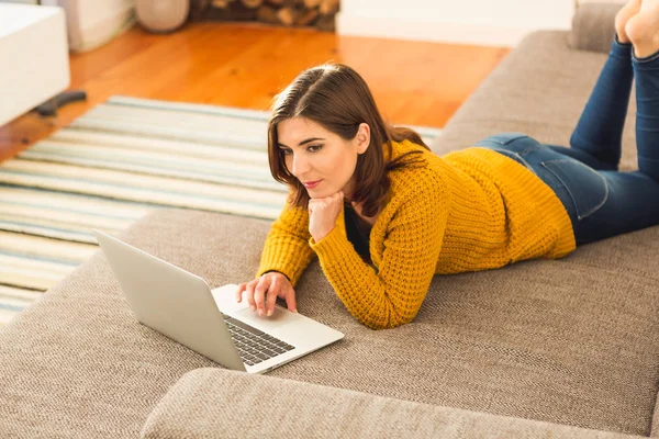 Mulher Bonita Trabalhando Partir Conforto Casa Com Seu Laptop — Fotografia de Stock