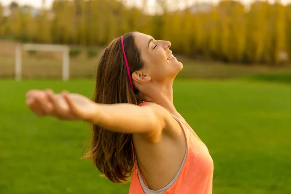 Hermosa Mujer Naturaleza Abre Los Brazos Sonríe — Foto de Stock