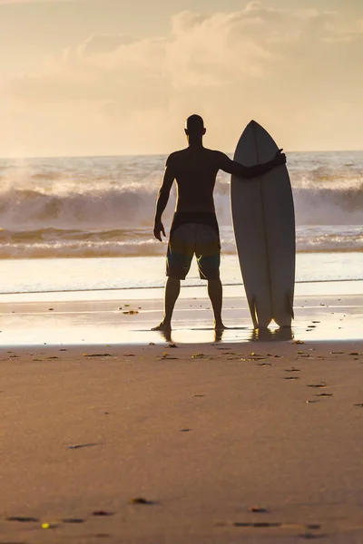 Sahilde Surfer Tutarak Sörf Tahtası Dalgalar Kontrol — Stok fotoğraf