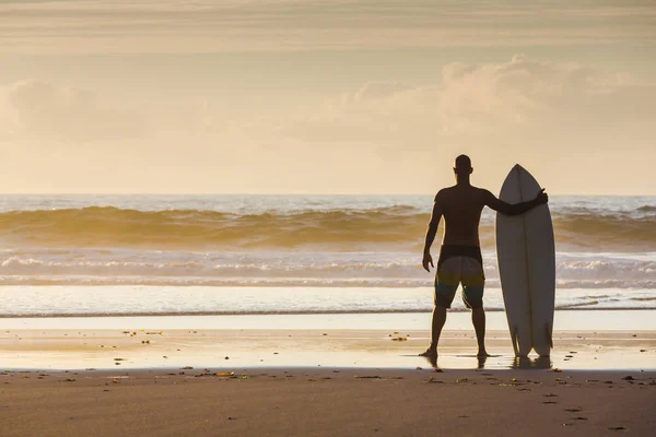 Surfista Celebración Playa Tabla Surf Comprobar Las Olas —  Fotos de Stock