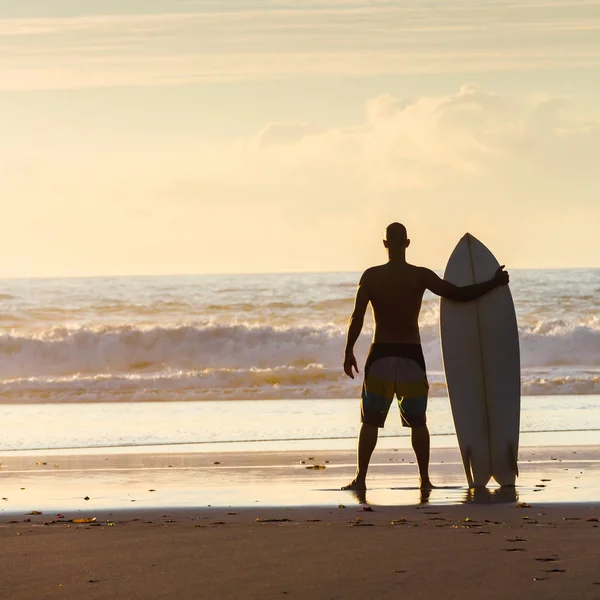 Surfer Strand Hält Surfbrett Und Überprüft Die Wellen — Stockfoto