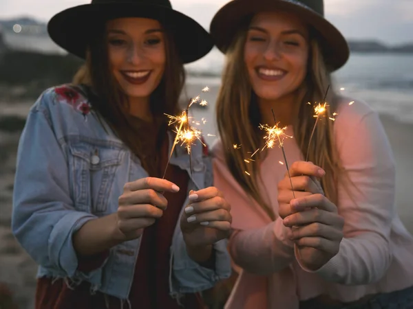 Dos Mejores Amigos Celebrando Sosteniendo Bengalas Playa —  Fotos de Stock