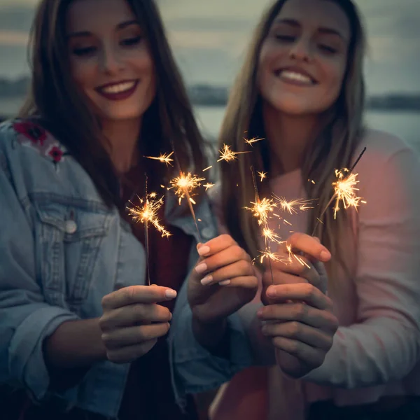 Zwei Beste Freundinnen Feiern Mit Wunderkerzen Strand — Stockfoto