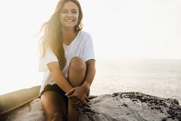 Vacker Och Mode Ung Kvinna Poserar Vid Solnedgången Med Skateboard — Stockfoto