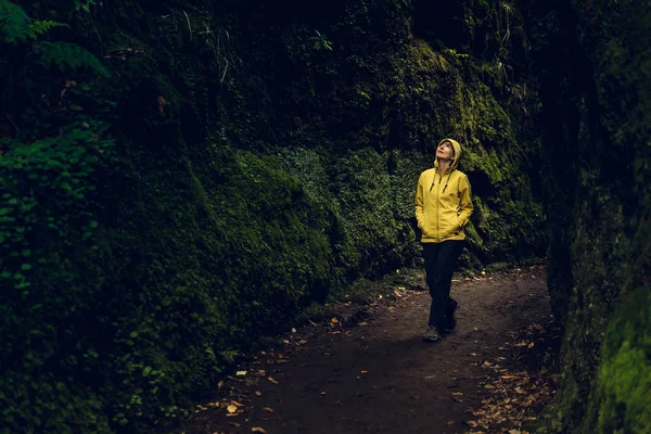 Žena cestovatel dělat trek — Stock fotografie