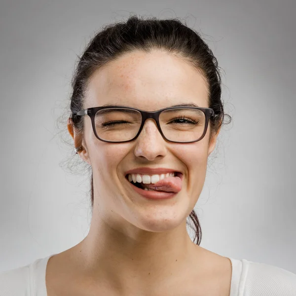 Mulher mordendo a língua — Fotografia de Stock