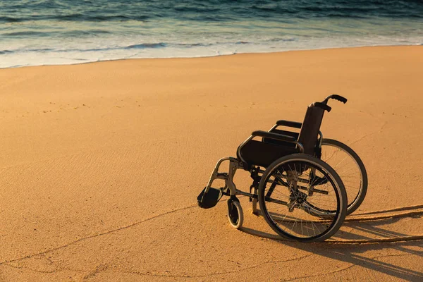 Fauteuil roulant sur la plage — Photo