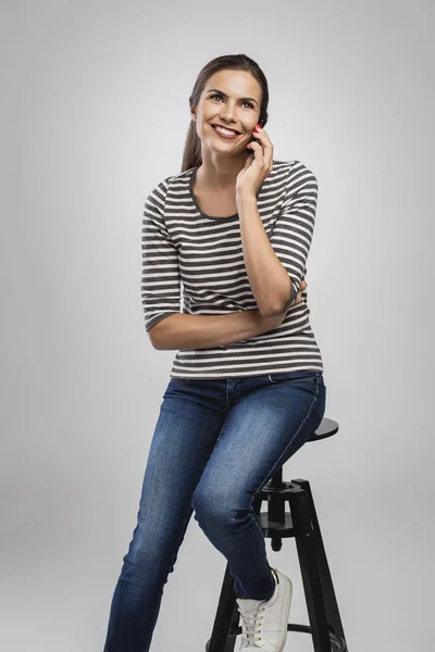 Vacker kvinna som pratar i telefon — Stockfoto