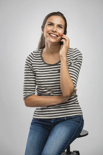 Piękna kobieta rozmawiająca przez telefon — Zdjęcie stockowe