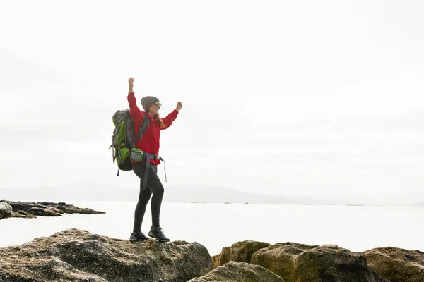 Mujer explorando la costa — Foto de Stock