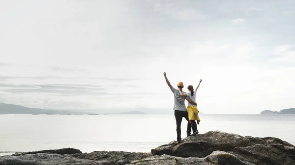 Couple enjoying the view — Stock Photo, Image