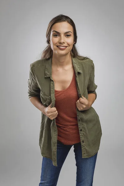 Mujer Joven Pie Sobre Fondo Gris Sonriente —  Fotos de Stock