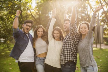 Bir grup arkadaş parkta harika bir gün geçiriyorlar.