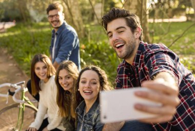 Grup öğrenci parkta makign bir selfie birlikte eğleniyor