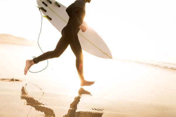 Ein Surfer Läuft Mit Seinem Surfbrett Den Wellen — Stockfoto