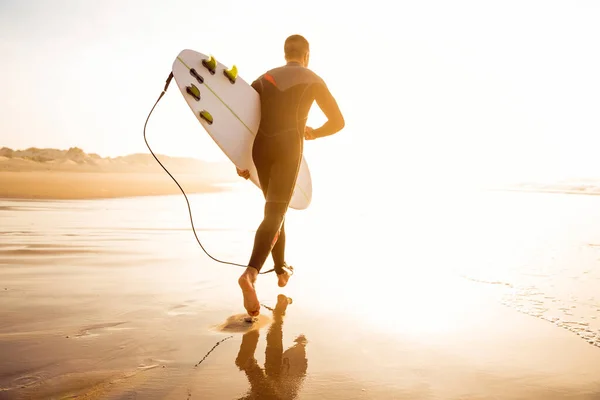 Bir Sörfçü Dalgaları Çalışan Onun Surfboard Ile — Stok fotoğraf