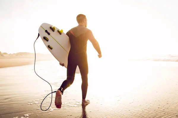 Surfista Com Sua Prancha Correr Para Ondas — Fotografia de Stock