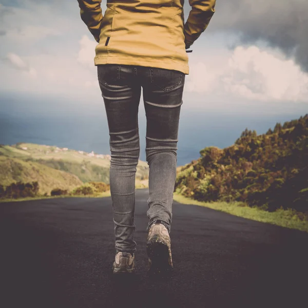 Mujer Viajera Joven Caminando Por Camino — Foto de Stock