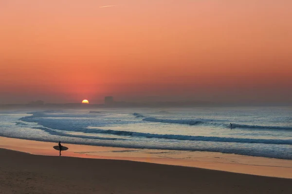 Surfista Pôr Sol Verificar Ondas — Fotografia de Stock